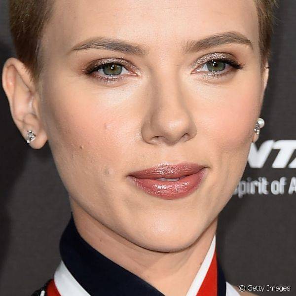 A atriz Scarlett Johansson escolheu os tons cintilantes para a maquiagem usada durante o G'Day, que aconteceu em Los Angeles, nos Estados Unidos, na noite do último sábado (31)